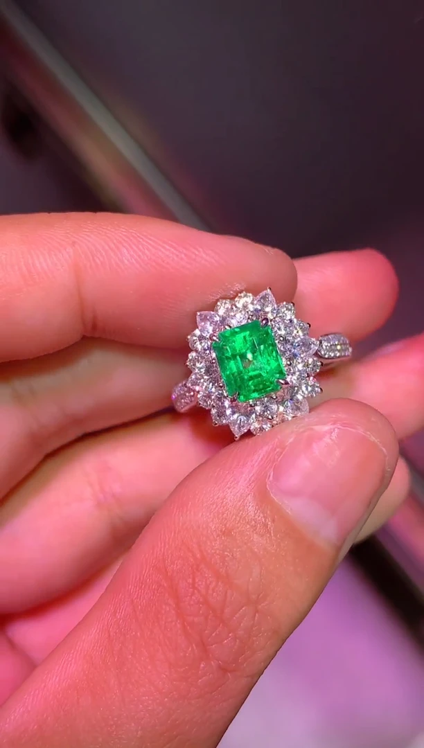 18K金镶嵌戒指祖母绿1.35CT