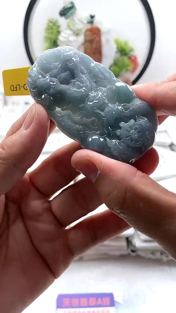 翡翠未镶嵌颈饰龙牌