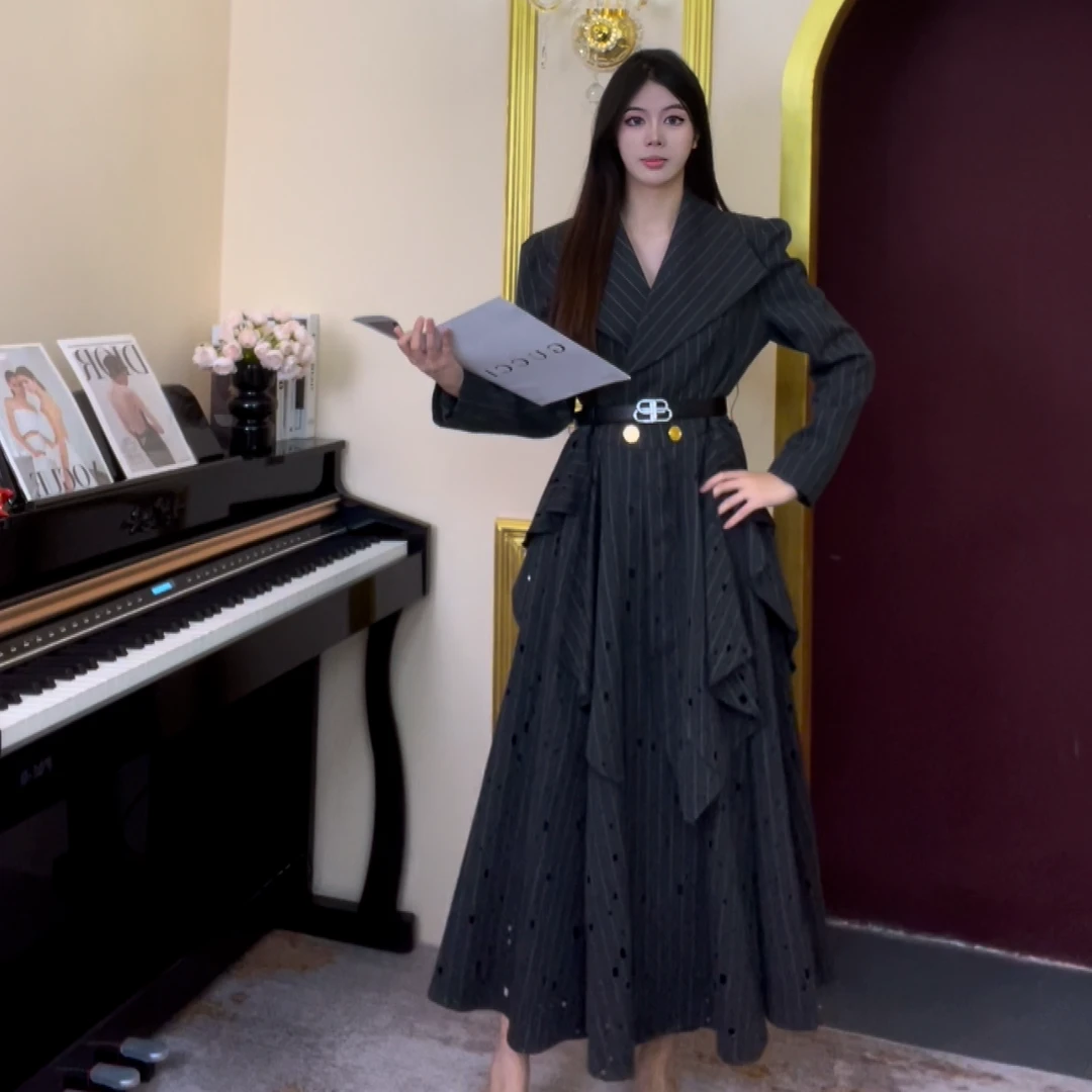 2024年冬季时尚洋气时髦重工烫钻长款收腰大摆灰色条纹西装连衣裙