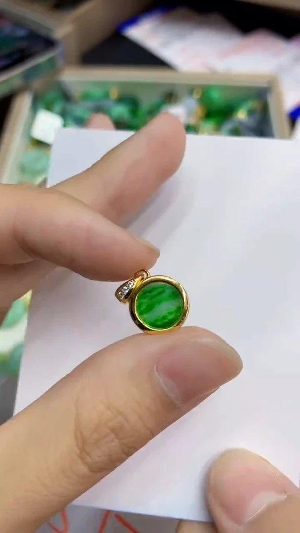 翡翠未镶嵌颈饰             1