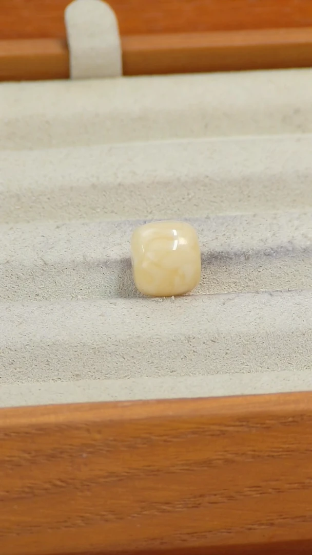 【闪购商品】蜜蜡裸石未镶嵌俄料微瑕10.6*9.5MM0.75克