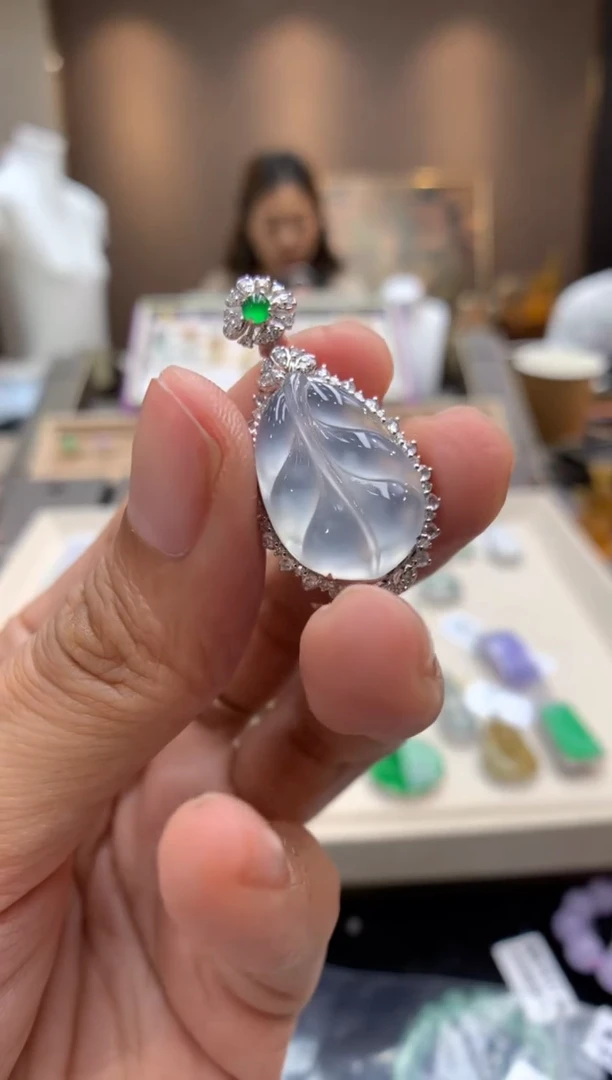 翡翠18K金镶嵌颈饰叶子