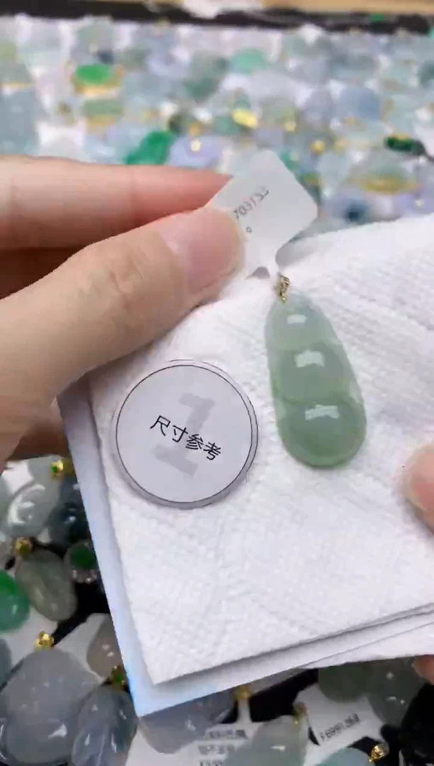 颈饰18K金镶嵌翡翠天然A货翡翠