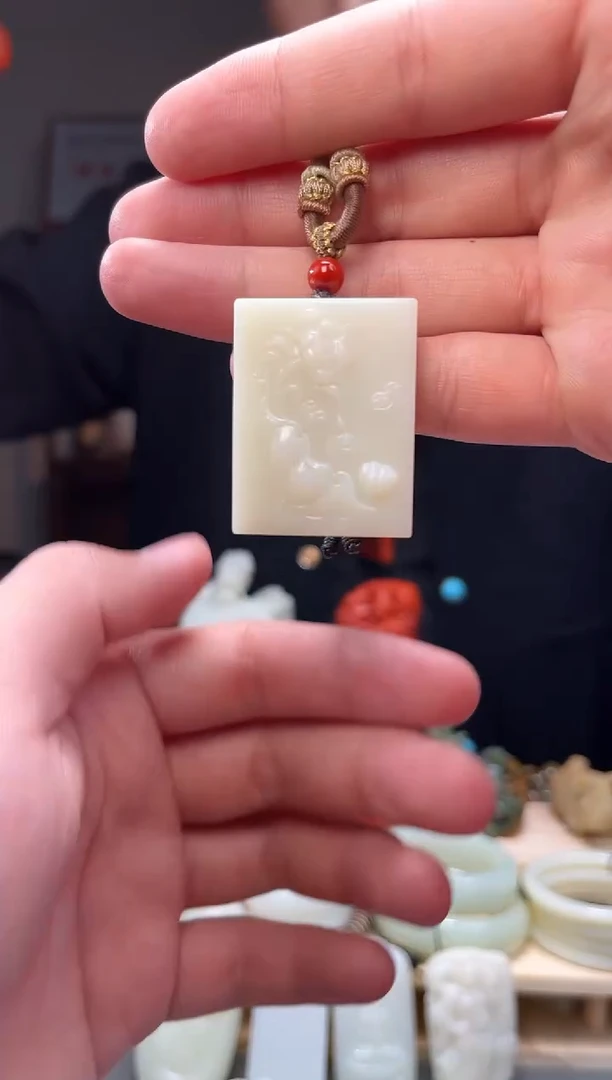 颈饰未镶嵌和田玉吊坠