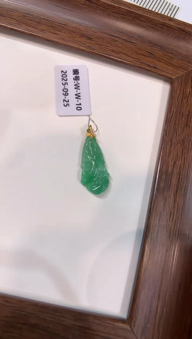 颈饰18K金镶嵌翡翠白菜