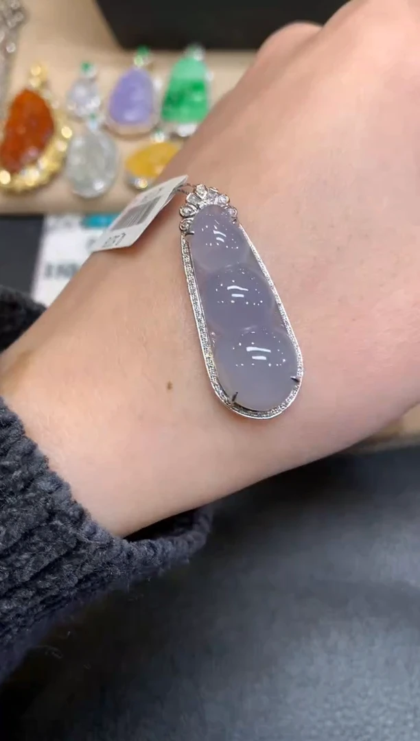 【闪购商品】翡翠颈饰18K金镶嵌福豆【无服务费】