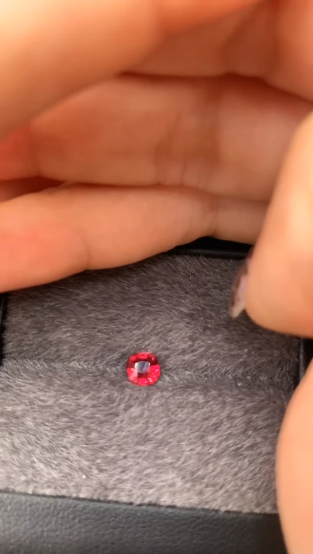 未镶嵌裸石定制尖晶石枕型 高色色调 0.56ct