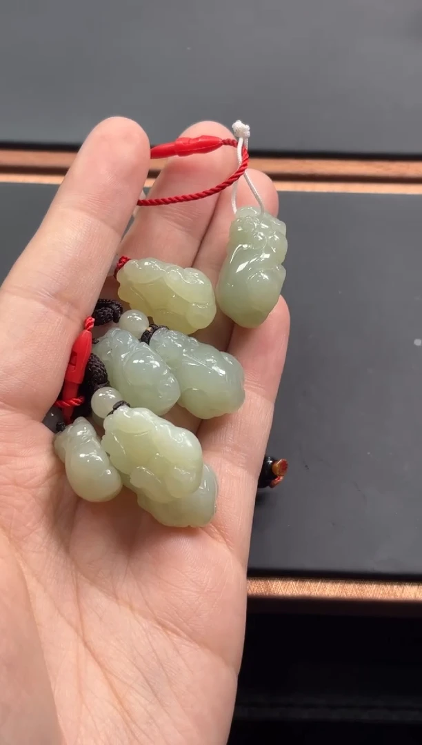 【闪购商品】和田玉吊坠(赠链)未镶嵌且末微色差近矿貔貅多样性发货