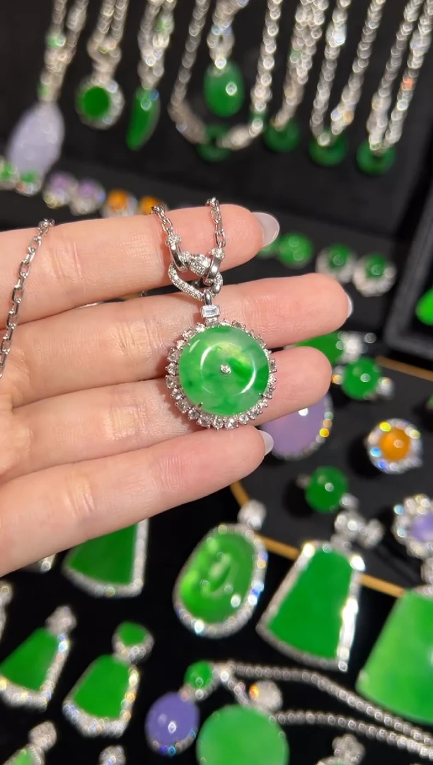 颈饰18K金镶嵌翡翠平安扣