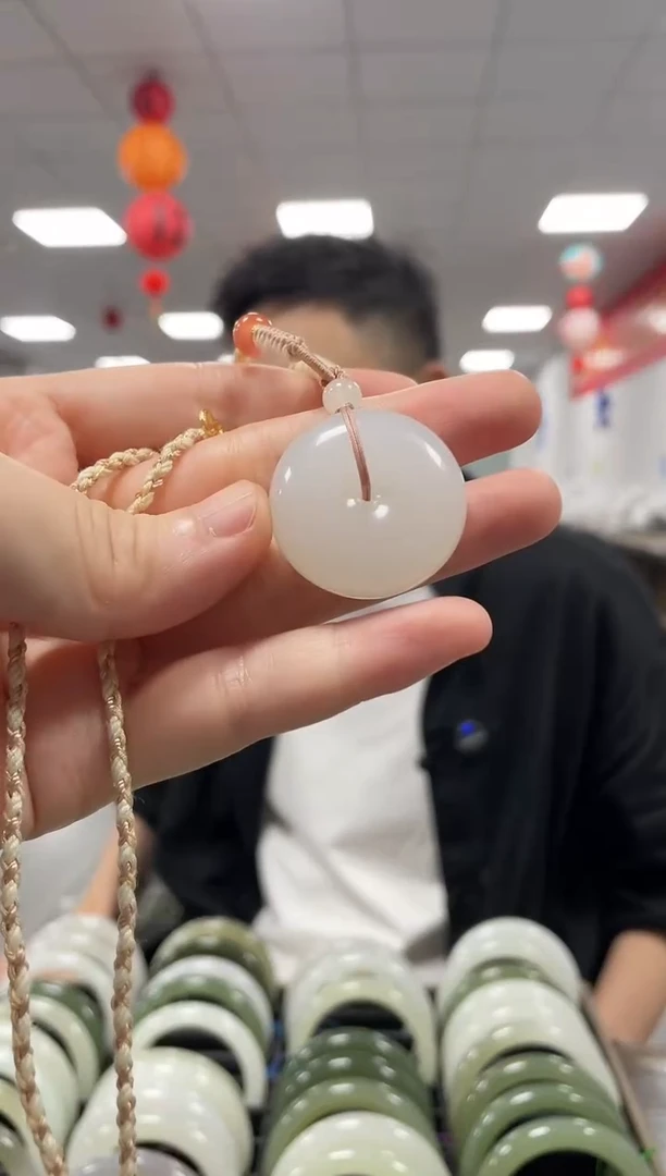 和田玉未镶嵌颈饰平安扣吊坠一件