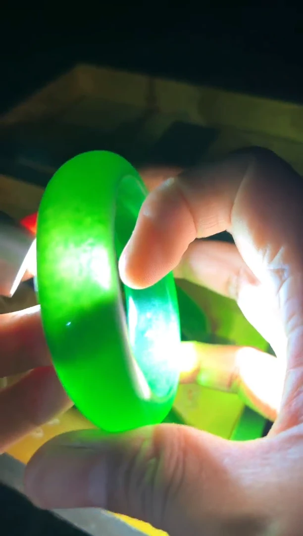 和田玉手镯未镶嵌满绿扁条轮胎镯一只