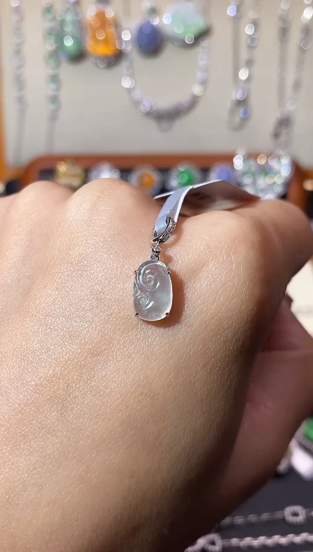 【闪购商品】翡翠颈饰18K金镶嵌吊坠