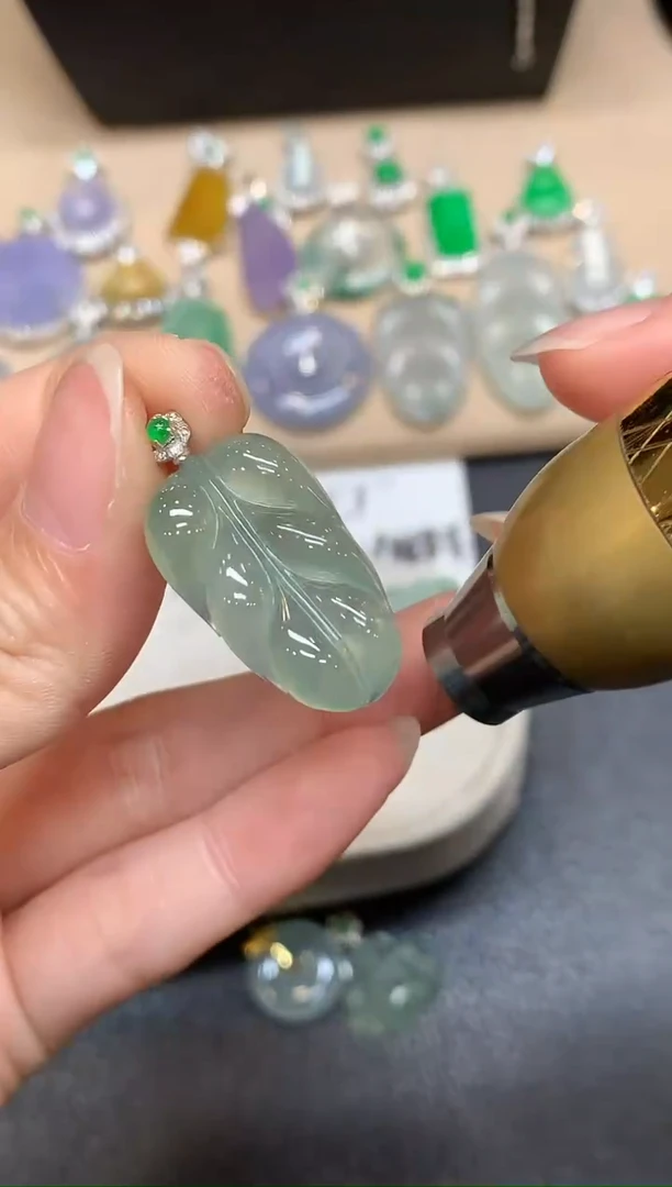 颈饰18K金镶嵌翡翠树叶【无服务费