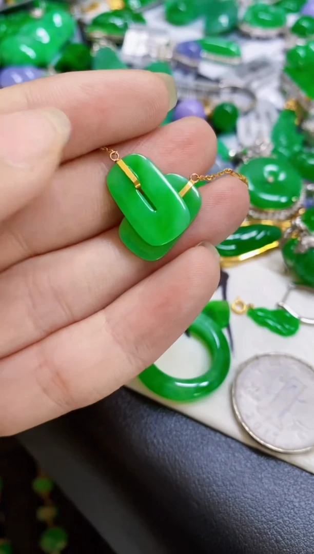 颈饰18K金镶嵌翡翠耳饰