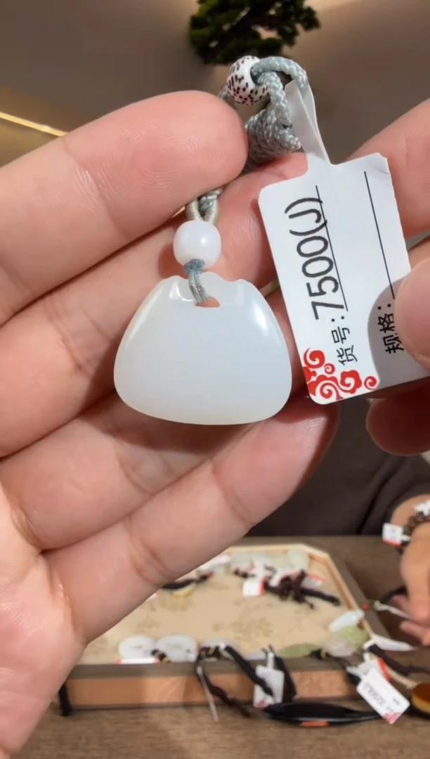 颈饰未镶嵌和田玉1J