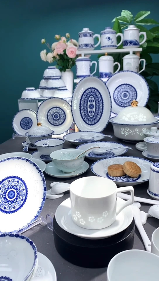 青花瓷【二级品】青花玲珑金钟杯