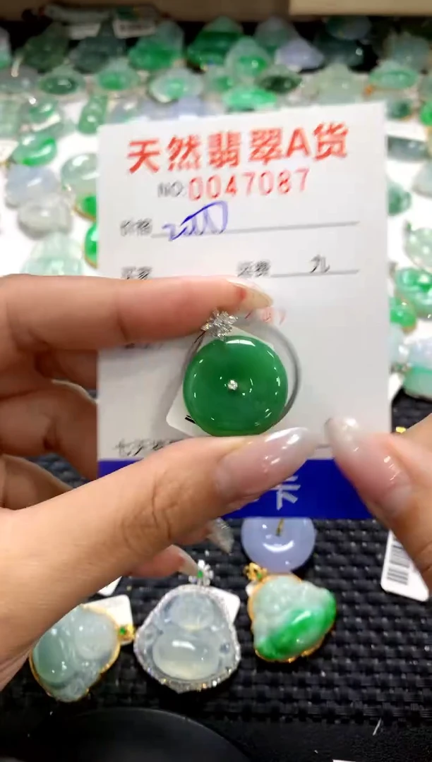 颈饰18K金镶嵌翡翠1111111111111111