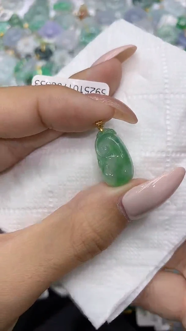 颈饰18K金镶嵌翡翠111111111111