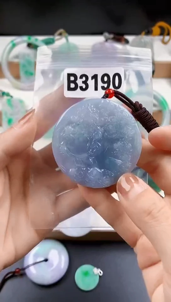 颈饰未镶嵌翡翠白**瑰天然翡翠吊坠挂件