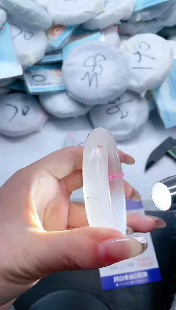 【闪购商品】石英质玉手镯未镶嵌17V224-58