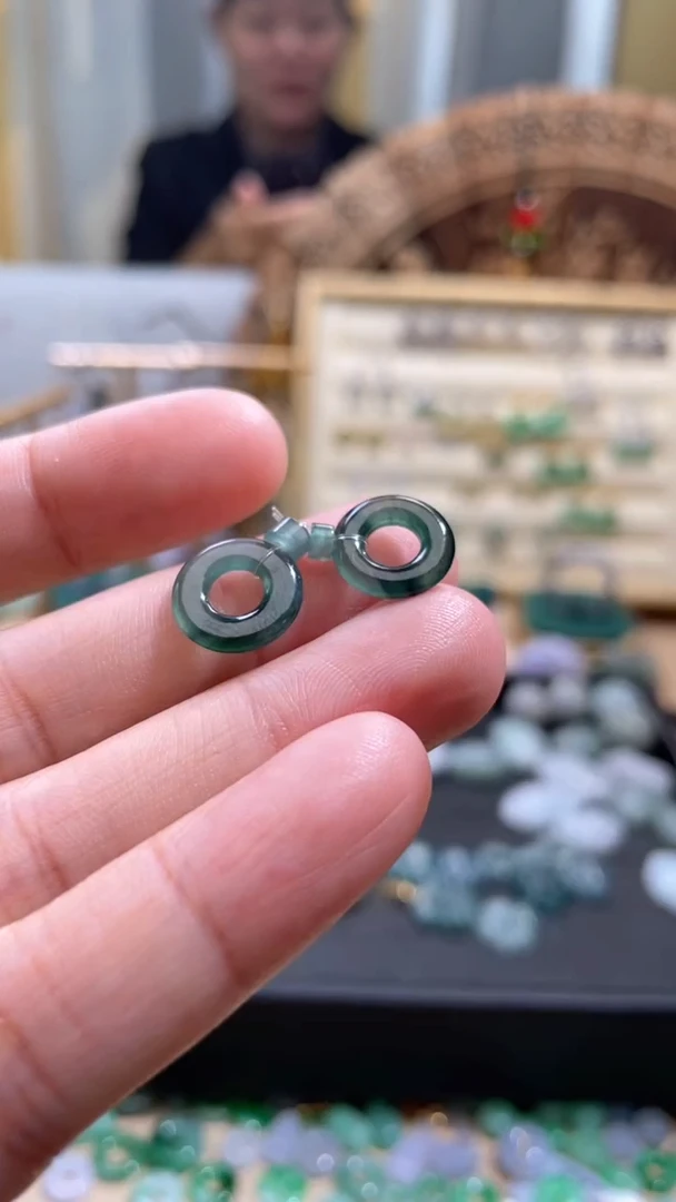 【闪购商品】翡翠颈饰未镶嵌甜甜圈一对