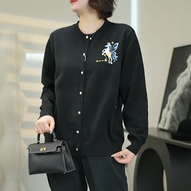 时尚简约高级感刺绣上衣2025秋冬新款微胖女装显瘦百搭毛衣