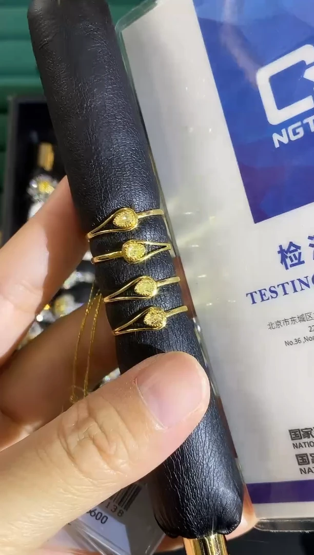 18K金镶嵌戒指钻石多样性发一