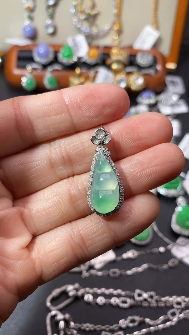 【闪购商品】翡翠颈饰18K金镶嵌吊坠