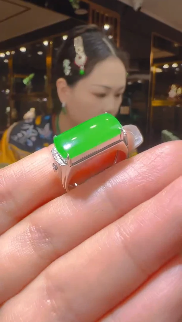 【闪购商品】翡翠戒指18K金镶嵌092