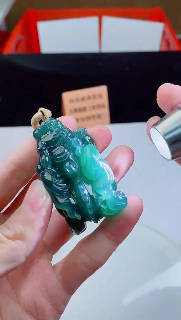 颈饰未镶嵌翡翠    `