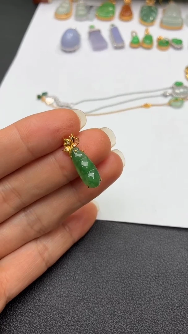 颈饰18K金镶嵌翡翠天然翡翠A货