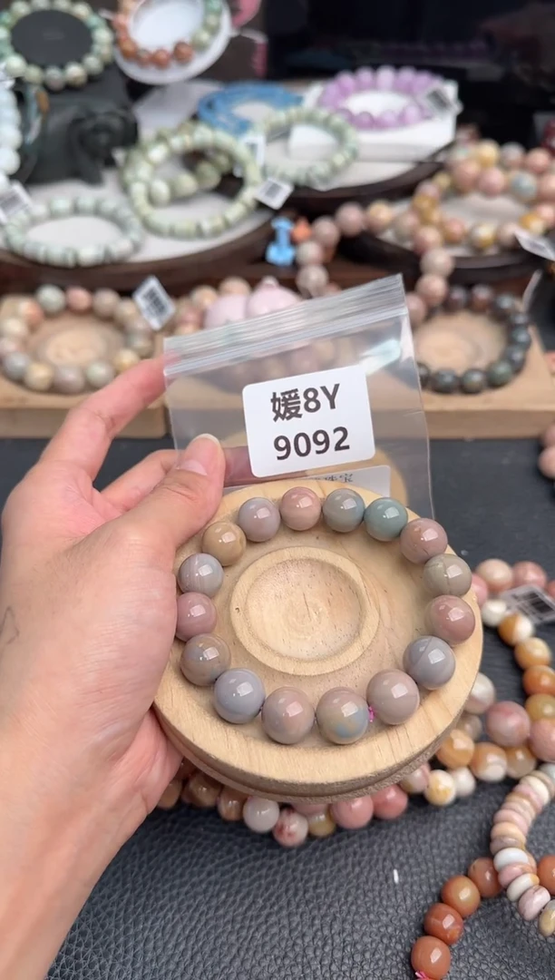 未镶嵌手链石英质玉猪**?8Y9092