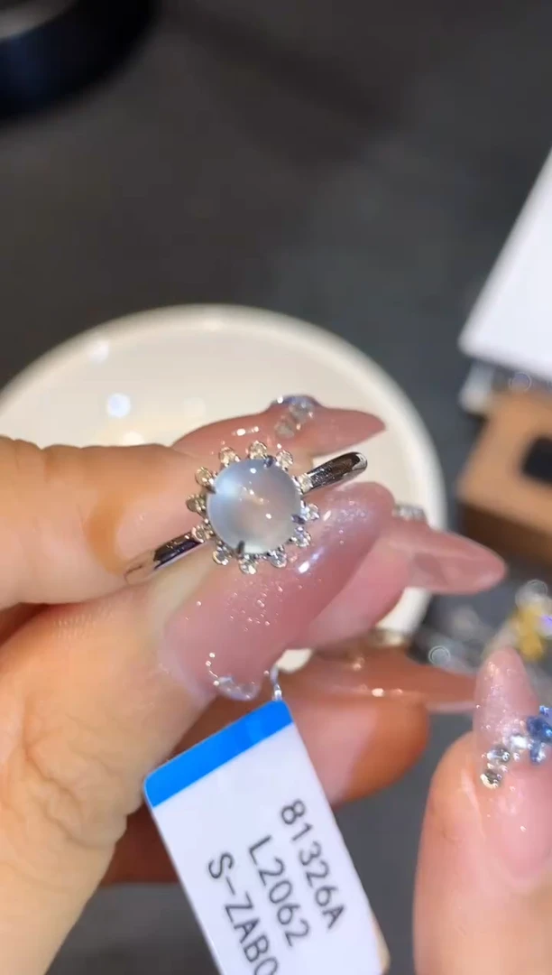 18K金镶嵌戒指翡翠多样性发其一