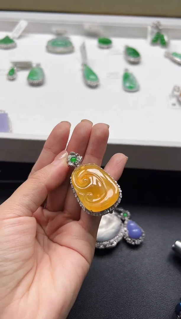 颈饰18K金镶嵌翡翠KRR1111-015