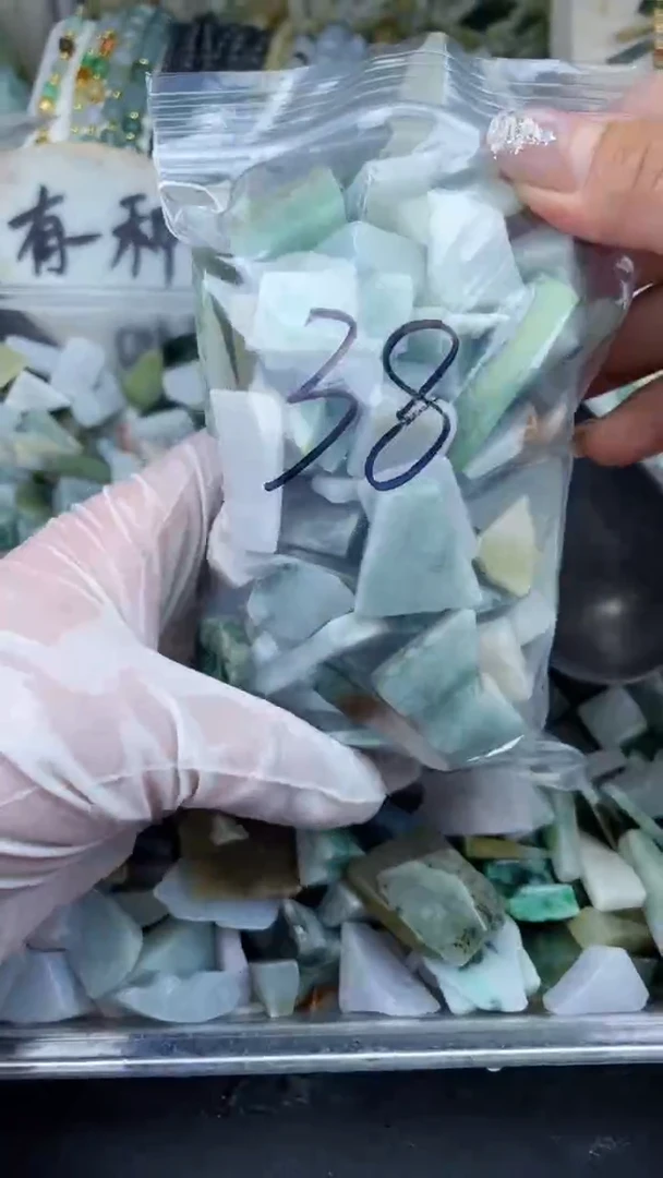 【闪购商品】翡翠颈饰未镶嵌天然翡翠中号500克38