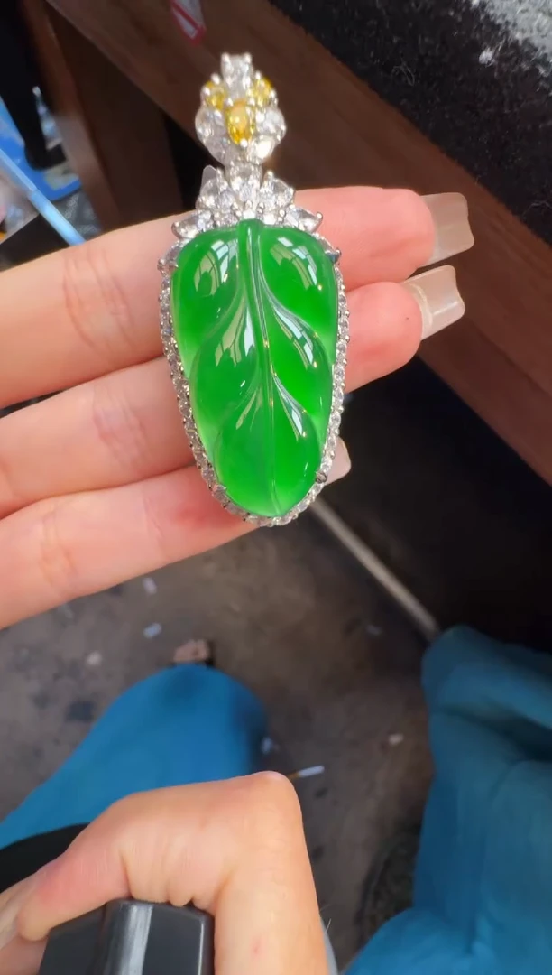 未镶嵌定制翡翠翡翠A货有轻微色差属于正常现象，叶子多样性发货1