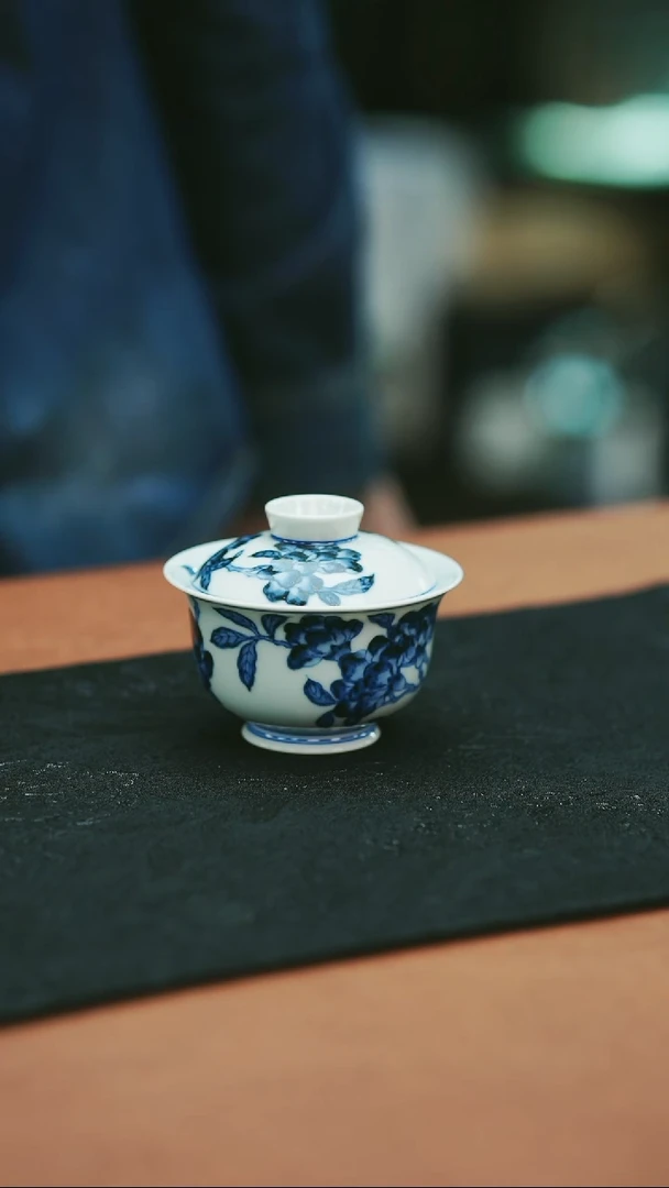 明青花花卉盖碗