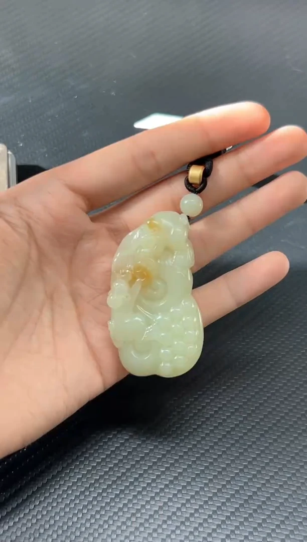 吊坠(赠链)未镶嵌和田玉若羌微色差吊坠