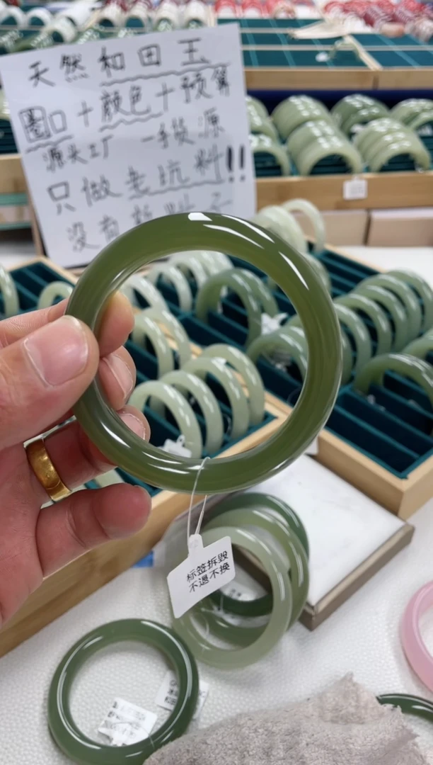 未镶嵌手镯和田玉暴***！和田玉手镯