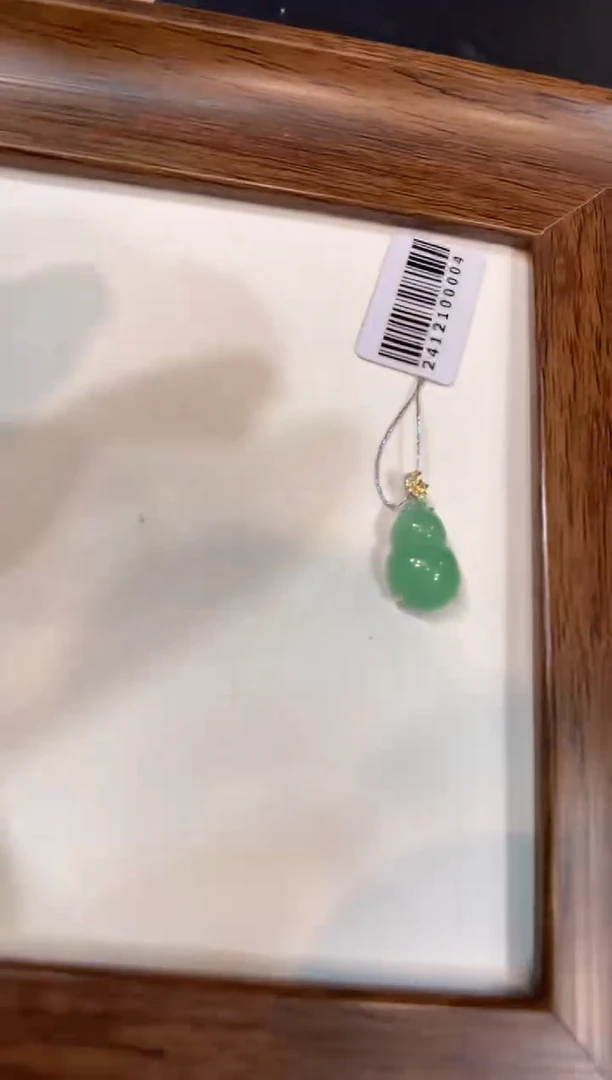 颈饰18K金镶嵌翡翠葫芦