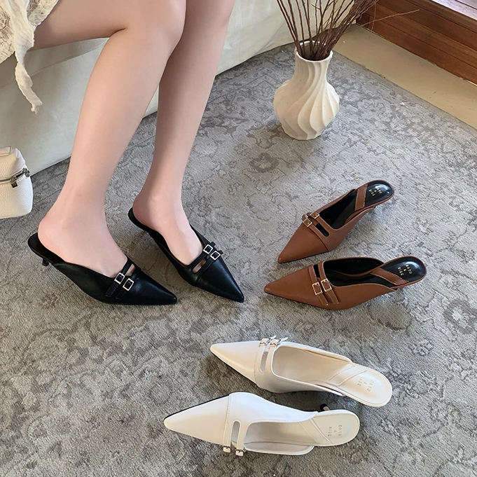 包头尖头半拖鞋女外穿2025春夏时尚皮带扣凉拖一脚蹬细跟软皮拖鞋