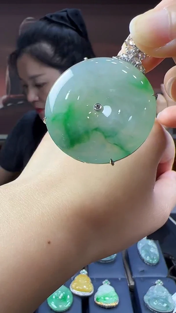 18K金镶嵌挂件翡翠平安扣