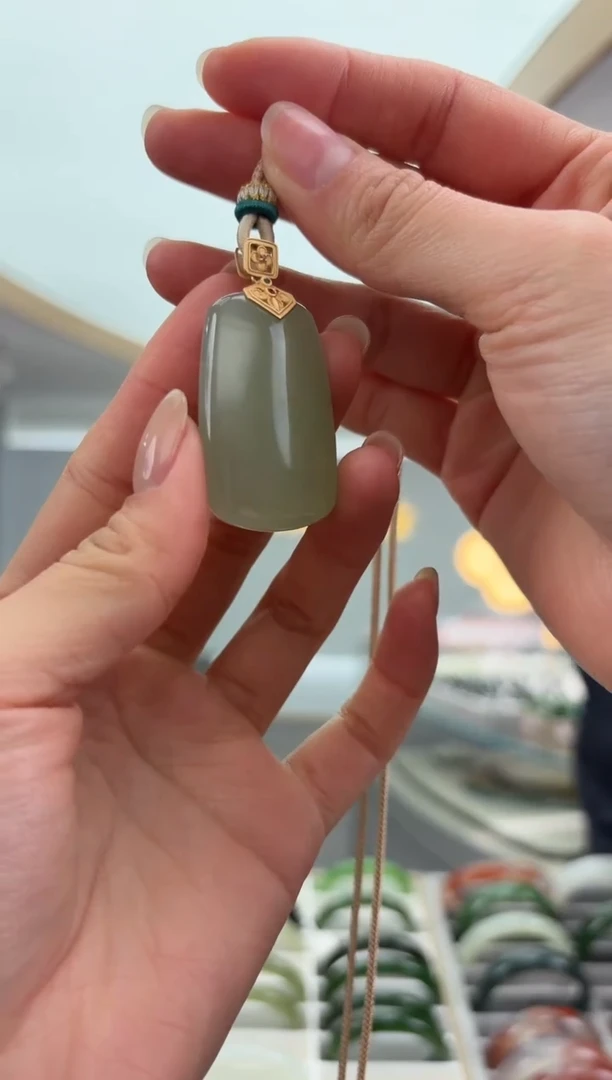 18K金镶嵌和田玉挂件7