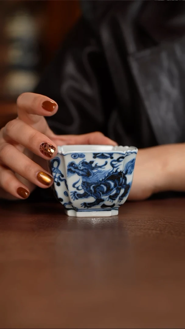 元青花甪端纹四方杯