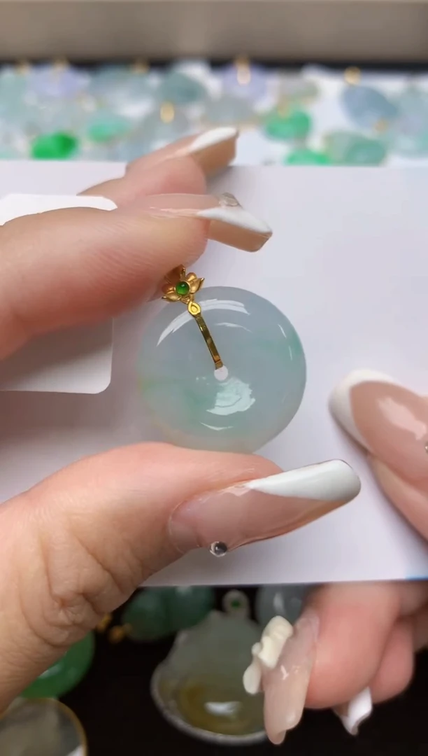 翡翠18K金镶嵌颈饰天然缅甸A货翡翠