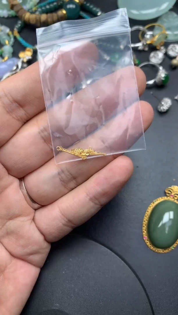 颈饰18K金镶嵌翡翠耳针