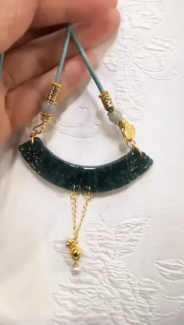 翡翠未镶嵌颈饰国风