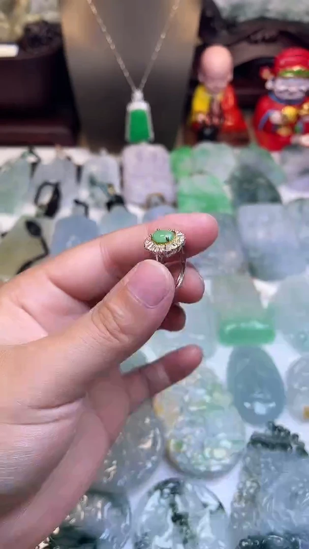 颈饰未镶嵌翡翠戒指