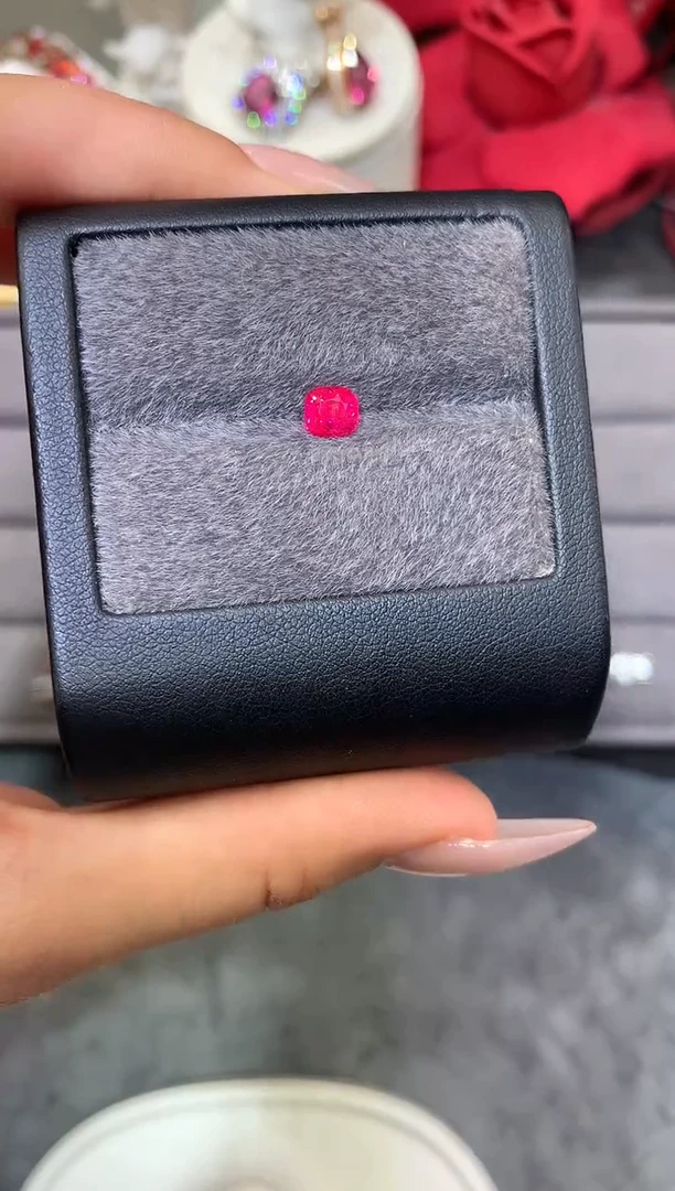 未镶嵌裸石定制尖晶石枕型 正调绝地武士 1.02ct