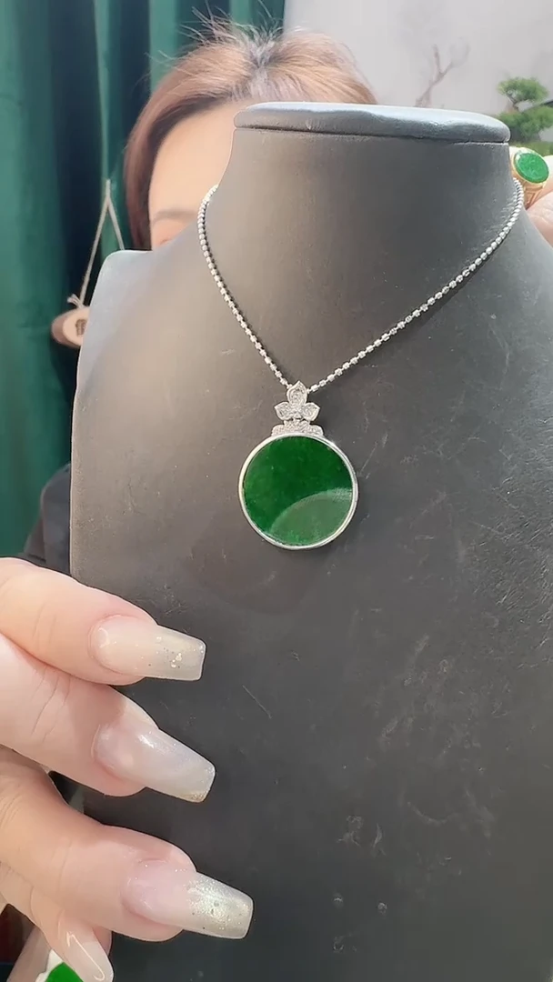 颈饰铂Pt950镶嵌翡翠88888888